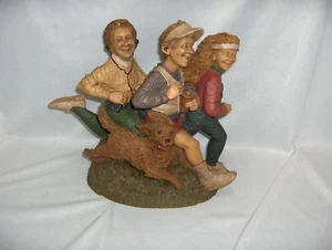 Vintage SBB Sherri Buck Baldwin Keramik Figur 2 Jungen 1 Mädchen & Hund läuft SCHÖN - Bild 1 von 8
