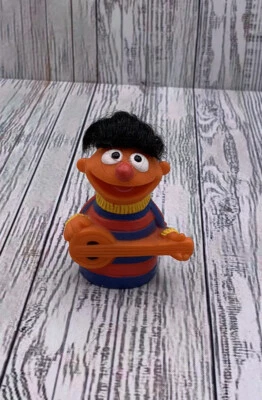 Boneco boneco vintage Muppets Inc. Sesame Street Ernie dedo de borracha com cabelo - Imagem 1 de 4
