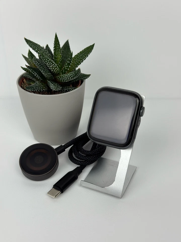 Apple Watch Serie 4 GPS 44mm Aluminium spacegrau mit Ladekabel ! - Bild 1 von 1