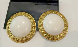 TRIFARI VINTAGE GOLD PLATED & THERMOSET STONE 1-1/2" CLIP EARRINGS - Picture 1 of 5