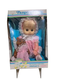 Muñeca bebé mimada vintage Uneeda con oso de peluche caja original bebidas/húmedo - Imagen 1 de 4