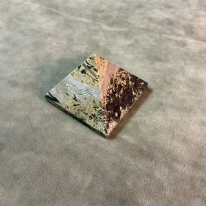 Geschnitzter Stein Jaspis marmoriert braun schwarz Pyramide Briefbeschwerer 2" Größe #8 - Bild 1 von 5