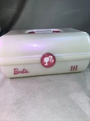 Caboodles X Barbie On-The-Go-Girl Estuche de Maquillaje Blanco Iridiscente Foto 1 de 4