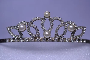 VINTAGE PRINZESSIN BRAUT KOPFSCHMUCK STRASS PERLE DIADEM MIT GRAVIERTEN SEITEN - Bild 1 von 4