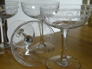 SAINT LOUIS CRISTAL 4 ANCIENNES COUPES A CHAMPAGNE MODELE NOEL EPOQUE 1920 - Picture 1 of 7