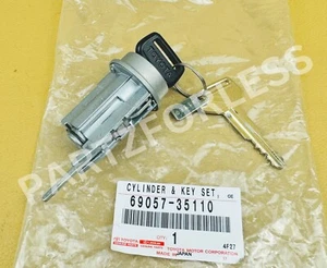 69057-35110 TOYOTA GENUINE Hilux CYLINDER & KEY SET, IGNITION SWITCH LOCK OEM - Picture 1 of 7