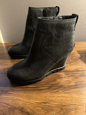 Sorel Mujer Joan Uptown Botín Tachuelas Cuero Negro Botas de Cuña Impermeables Talla 6.5 Foto 1 de 4