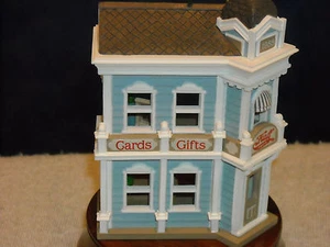 HALLMARK NOSTALGIC HOUSE 1988/HALL BRO'S CARD SHOP/5TH IN SERIES/NRFB/PRICE TAG1 - Bild 1 von 7
