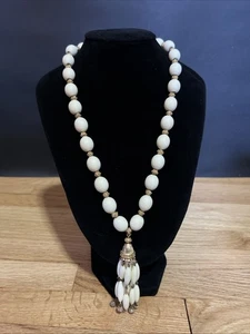 Collana Nappa 1962 Vintage Corona Trifari Pezzo Libro Lucite 20,5” Oro Crema - Foto 1 di 10