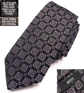 CRAVATTA BOSS HUGO BOSS NUOVA TESSUTO MEDAGLIONE 100% SETA MADE IN ITALY - W3.375" L58.5" - Foto 1 di 11