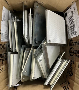 Konvolut 20 Industrie Retro-Reflektorplatten 10x10 cm Montagewinkel Ersatzteile - Bild 1 von 8