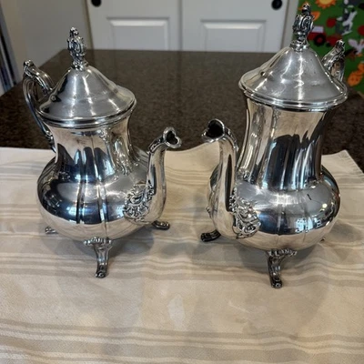 Juego de servicio de café y té vintage con toalla plateada Foto 1 de 4