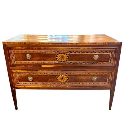 Cofre neoclásico italiano de nogal del siglo XVIII Foto 1 de 4