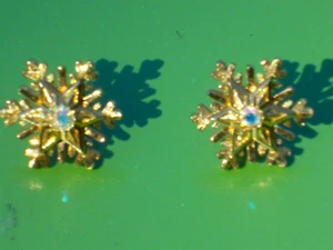 AVON VINTAGE GLISTENING SNOWFLAKE EARRINGS GOLD TONE CRYSTAL BLUE .75" HOLIDAYS - Picture 1 of 9