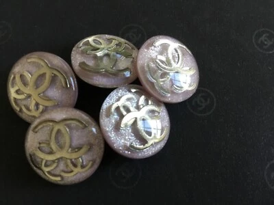 5x Designer Knopf, fliederfarben m. Glimmer & hellsilber Logos, Größe ca. 16mm - Bild 1 von 4