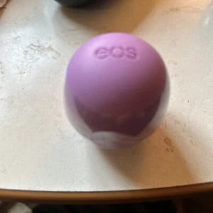 eos Super Soft Shea Sphere Lippenbalsam - Kokosmilch | Spendet tief Feuchtigkeit und versiegelt - Bild 1 von 3