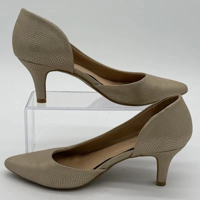 "Bombas de tacón Chinese Laundry doradas de 2,75"" talla 9 M punta texturizada acolchada". Foto 1 de 4