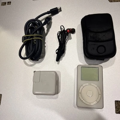 Apple iPod Classic 2nd Generation 10GB White Model A1019 - Image 1 of 4