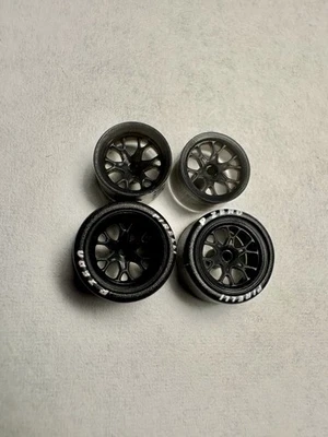 Ruedas de carreras traseras/delanteras impresas en 3D escala 1/64 con neumáticos de goma Foto 1 de 4
