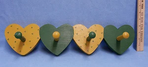 Abrigo de corazón de madera hecho a mano estante llavero con clavijas verdes y doradas - Imagen 1 de 3