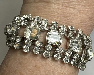 Preciosa pulsera ancha de 5 filas de estrás de cristal de corte redondo y esmeralda Foto 1 de 4