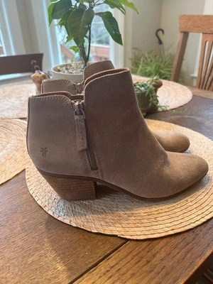 Botines Frye Talla 7 Boho Gamuza Cuero Taupe Judith Tacón Bloque Cremallera Foto 1 de 3