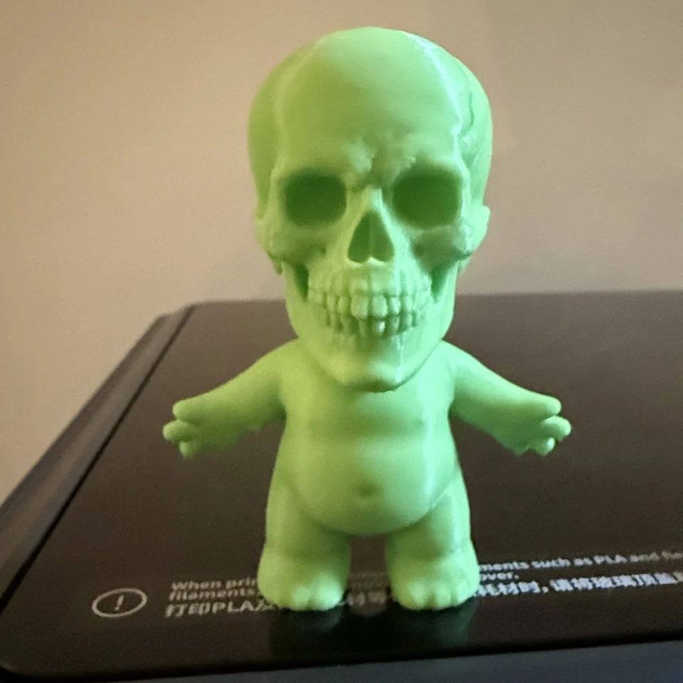 Figura de monstruo con cabeza de calavera impresa en 3D - 4 pulgadas de alto - juguete de arte de terror Foto 1 de 4