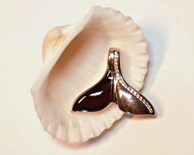 Colgante de circonita cúbica de aleta de ballena esmalte negro Sterling JH925 Foto 1 de 4