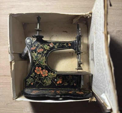Machine A Coudre Style Singer Pour Enfants Jouette 19 Siècle Rare (DRGM 20557) - Photo 1/4
