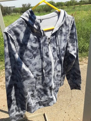 Sudadera con capucha camuflaje mediana para niños Marvel (8). Tiene bolsillos laterales. Foto 1 de 2