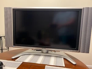 Sharp Aquos LC-32DA5U 32-Inch HD-Ready Flat-Panel LCD TV - Picture 1 of 5