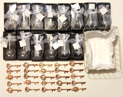 Recuerdos de boda regalos para invitados Kate Aspen cucharas medidoras de corazón y abrebotellas Foto 1 de 4