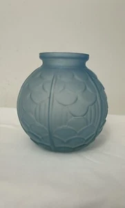 Vaso in vetro blu pallido stampato/pressato francese Art Decò - Foto 1 di 8