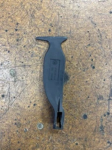 Manija de bloqueo de pestillo de capó original Mercedes-Benz E320 E430 E55 AMG 2108870827 - Imagen 1 de 4