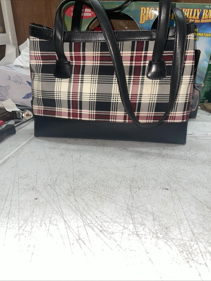 Bolso de Mano con Interior Rojo, Borde Negro Maxx New York Cuadros NUEVO CON ETIQUETAS 12" L X 8" H X 3" D Foto 1 de 4