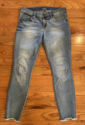 Pantalones de mezclilla ajustados al tobillo KUT From The Kloth lavado claro dobladillo áspero talla 6 Foto 1 de 4