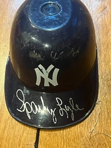 Mini casco de bateo firmado por Sparky Lyle New York Yankees Laich 5,5" - Imagen 1 de 3