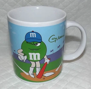Taza deportiva combinada de baloncesto y béisbol verde Galerie Mars M&M's 2002 amarilla - Imagen 1 de 4