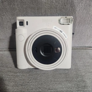 Fujifilm Instax SQUARE SQ1 Instant Camera - Chalk White No Battery Cover - Picture 1 of 17