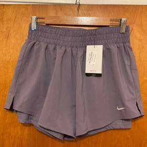 Nike Dri-Fit Slip-gefütterte Shorts Lavendel Gr. M Damen Training Gummibund Neu mit Etikett - Bild 1 von 14