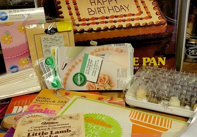 Lote De Colección De Artículos De Decoración De Pasteles Wilton Consejos, Bolsas, Sartén, Libros Años 70 Foto 1 de 4