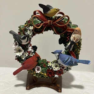 The Danbury Mint, Der Singvogel Winterkranz mit Holzständer, 9" x 10" Vintage - Bild 1 von 2