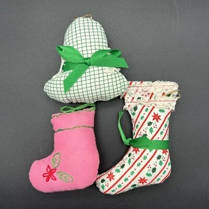 Weihnachtsschmuck 3er Set Handarbeit Stoffstrümpfe Glocke rosa grün rot Stechpalme - Bild 1 von 13