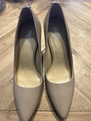 Michael Kors Cuero Nude Beige Gatito Tacón Medio Bomba NUEVO Talla 6M Mujer Dañado Foto 1 de 4