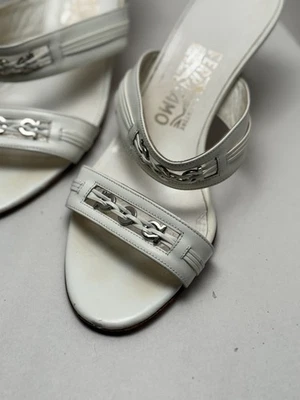 Sandalias de herradura blancas Salvatore Ferragamo para mujer talla 7,5 cuero hechas en Italia Foto 1 de 4