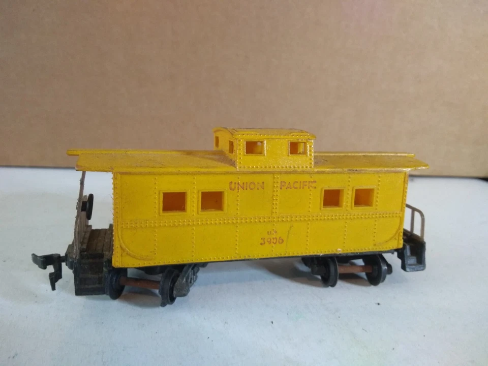 Y3 HO Scale Model Train Car UNION PACIFIC YELLOW CABOOSE HORN HOOK COUPLER - Image 1 of 1