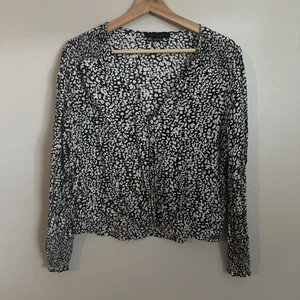 Top SANCTUARY Mujer BL/WT Manga Larga Calado Escote Sobrepelliz Imitación Envolvente M - Imagen 1 de 7