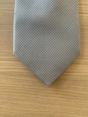 CORBATA MICHAEL KORS 100% SEDA ~ PLATA METALIZADA ~ 58 pulgadas Foto 1 de 4