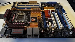 ASUS Striker II Formula + Intel Core 2 Quad Q6700 + Revoltec-Kühler + DDR2 RAM - Bild 1 von 10