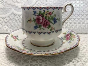 Royal Albert PETITE POINT Bone China Teetasse und Untertasse Set - Bild 1 von 6